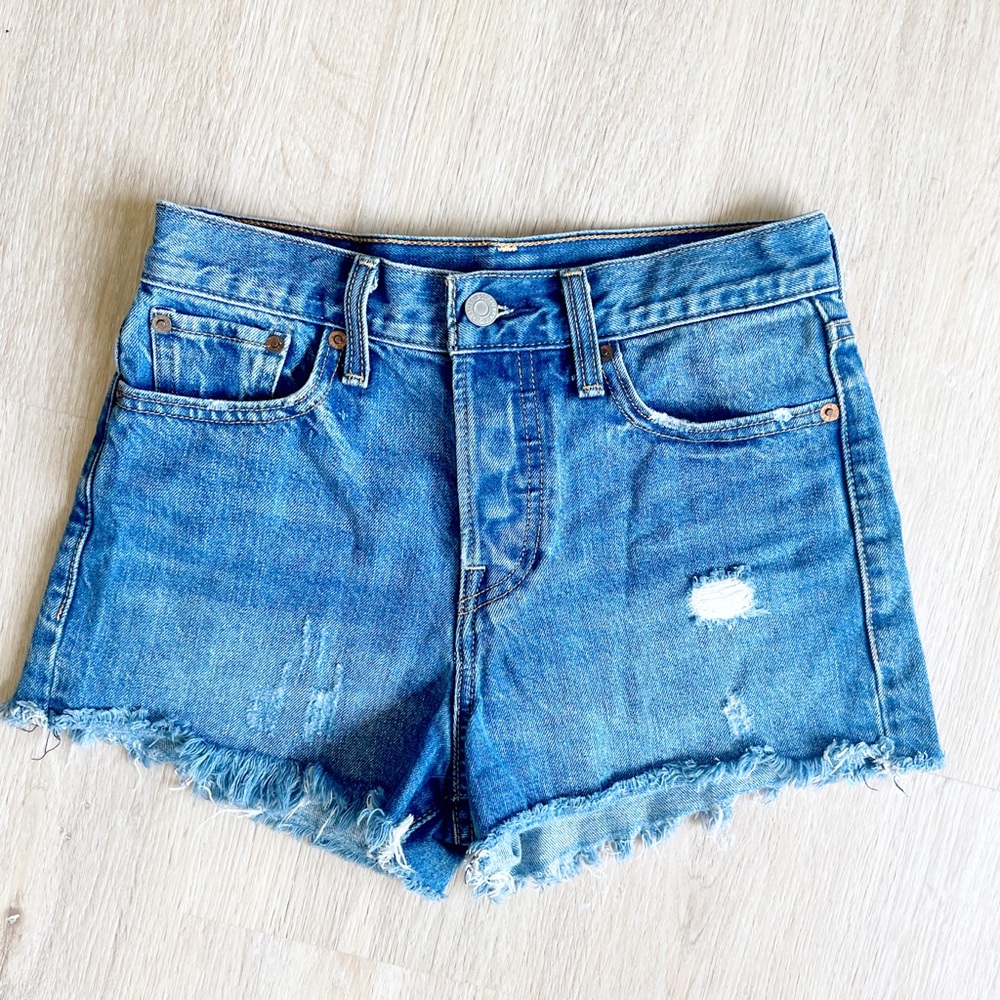 ✨Levi’s High Rise Wedgie Shorts